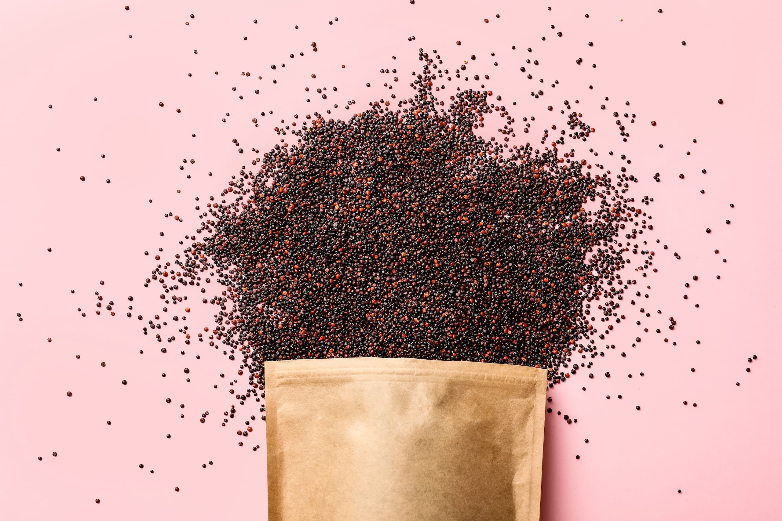foto di quinoa nera su sfondo rosa